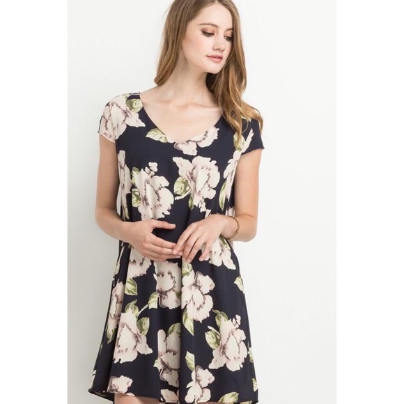 🎉HP🎉 Navy Floral Short Sleeve Dress With Pockets - Picture 2 of 6